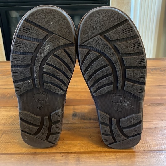 Lamo sheepskin lined boots, tan , size 10 - Picture 9 of 9